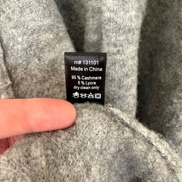 Beryll Cashmere Serape | Light Gray Oversized Blanket Scarf With Stretch - Picture 11 of 12